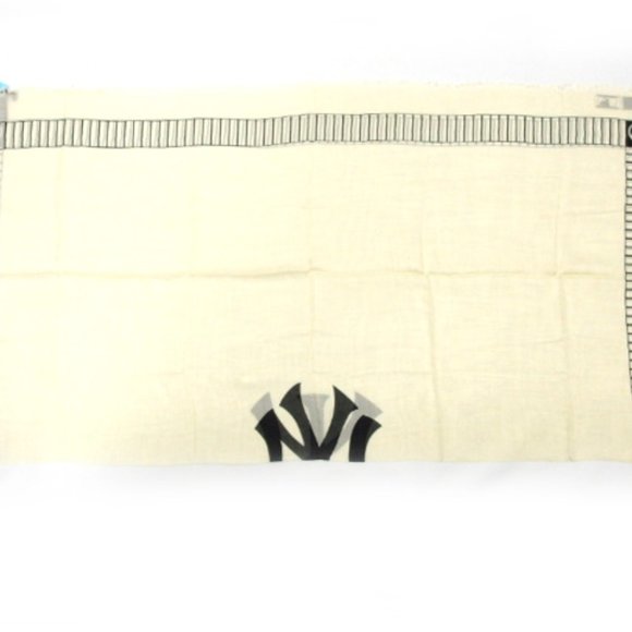 Gucci NY Yankees Scarf in Ivory - Picture 2 of 5